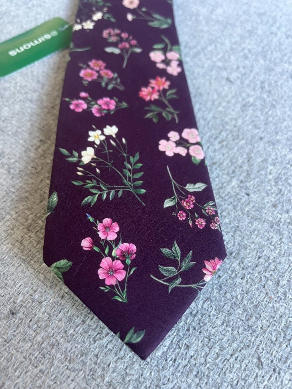 Men's Burgundy Flowered Tie. 100% cotton. NEW.   Retail:$79+tax